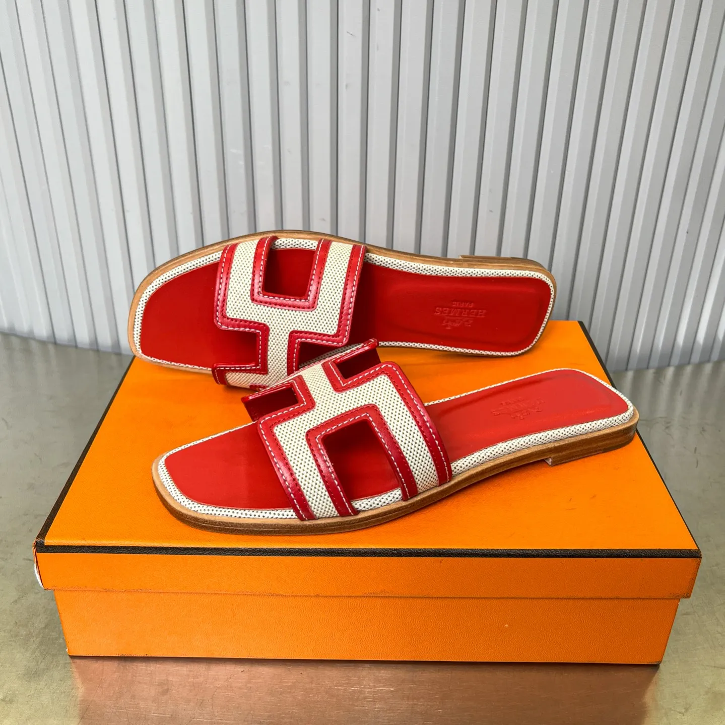 👟👟Ex-factory price 480👟👟 New style in early spring, splicing technology, new revision (Hermès), upgraded packaging, upgraded version and workmanship materials. Hermes®🔴The highest version of handmade shoes on the market ✨✨ Top product Hermès slippers🐎 —————————— The new model in early spring is the same as the original version, handmade by masters! ❥High-end customization, exclusive products, the highest version in the industry⚠❥Using: Hermers upper: Italian imported cowhide + original custom-grade Australian sheepskin feet + genuine leather outsole (pursuing top walking comfort) ✨~~〰〰〰〰❥ Packaging: ✔🚦Pay attention to the packaging➰Top-level exclusive box 〰The original top quality is on sale━━━━Hermes━━━━━ size: 35-40 (34.41.42 custom-made, non-refundable)
